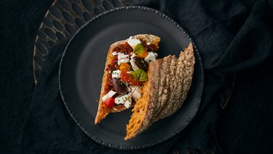 ARTISAN WOOD-FIRED LOAF TOMATO & HERBS Bruschetta-Style mit Feta