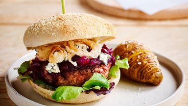 CRYSTAL ROLL BEER, Rindfleisch-Hamburger, Blauschimmelkäse und Tempura-Zwiebelringe