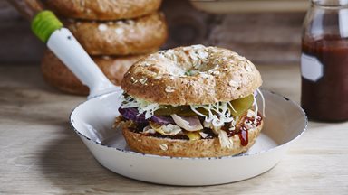 BAGEL MULTISEED pulled chicken