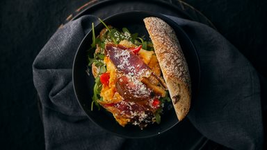 ARTISAN WOOD-FIRED LOAF OLIVES met raclettekaas en gedroogde Spaanse ham