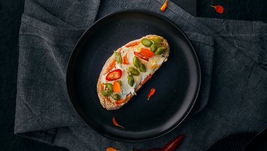 ARTISAN WOOD-FIRED LOAF NATURO mit cremigem Blauschimmelkäse und Chili