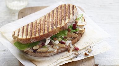 PAVÉ GARDE CHASSE, country-style panini with chicken fillet, almonds & cranberries